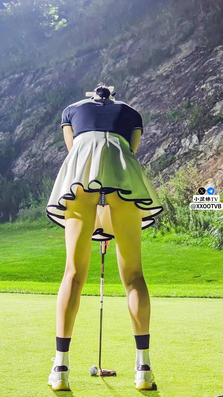 年龄不大年轻萌妹子浴室洗澡秀 苗条身材洗完澡床上抹乳液非常诱人 很是诱惑喜欢不要错过